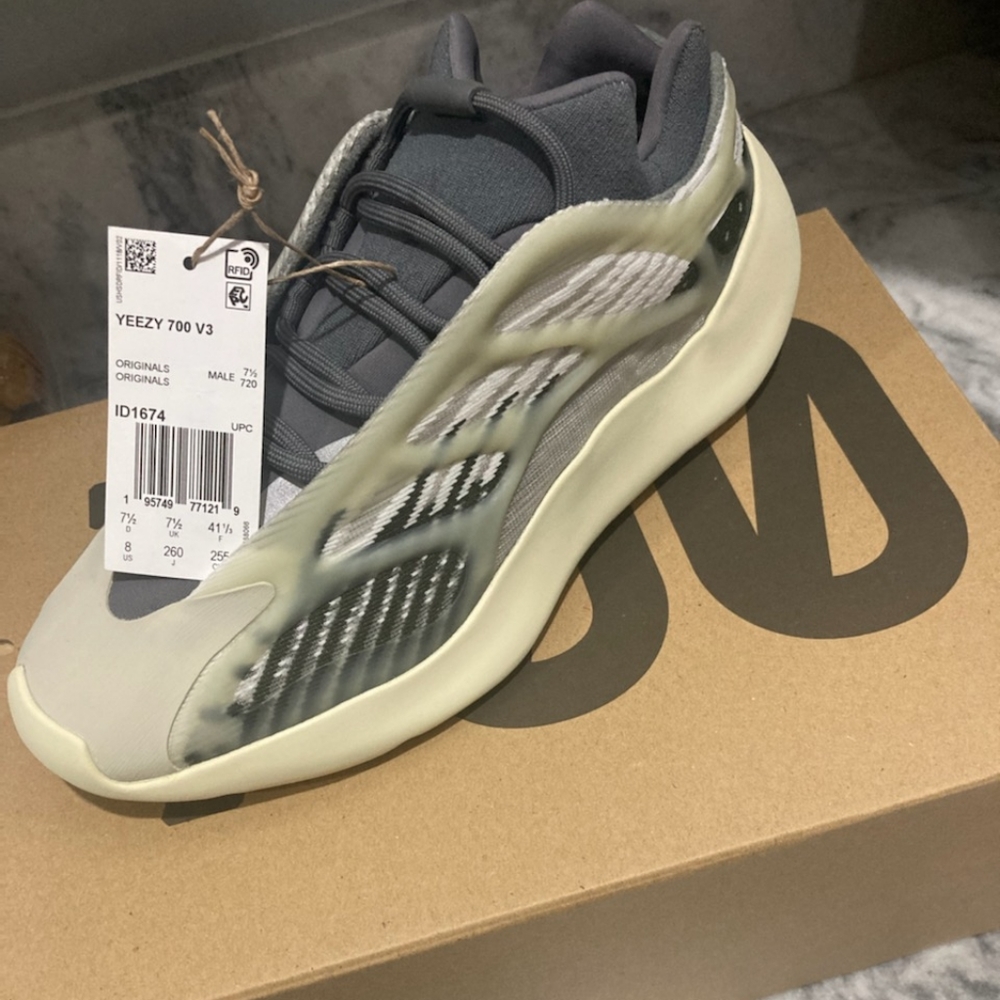 Yeezy 700 V3
